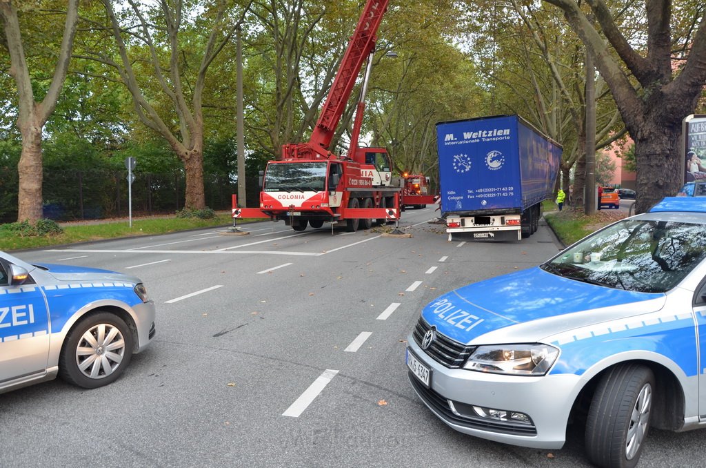 LKW verliert Auflieger Koeln Boltensternstr Pasteurstr P1964.JPG